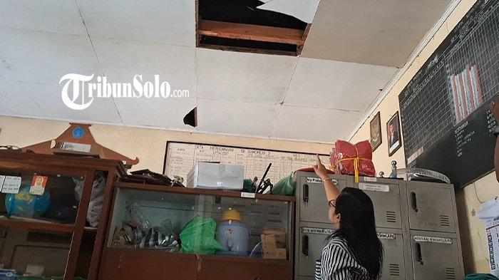 MALING TINGGALKAN PERMINTAAN MAAF. Plafon di ruang guru SDN Guworejo 3 Sragen rusak, setelah dijebol maling, Selasa (4/2/2025). Maling yang tinggalkan permintaan maaf itu diketahui kabur melalui pintu belakang juga dengan cara dijebol.