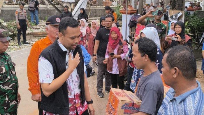 SALURKAN BANTUAN - Plh Bupati Indra Ardhianto meninjau langsung lokasi puting beliung yang menerpa bangunan milik warga di Dukuh Penggung, Desa Jambukulon, Kecamatan Ceper, Kabupaten Klaten, Selasa (25/2/2025).