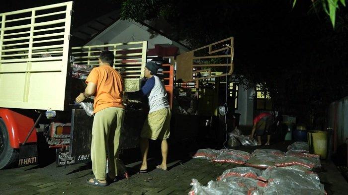 SALURKAN BANTUAN. PT PLN (Persero) Unit Induk Distribusi (UID) Jawa Tengah dan DIY menyalurkan bantuan 1.200 sandbag untuk mengatasi banjir di Kecamatan Genuk dan Kecamatan Tugu, Kota Semarang, Senin (10/2/2025). (TribunSolo/Istimewa'PLN Jateng DIY')