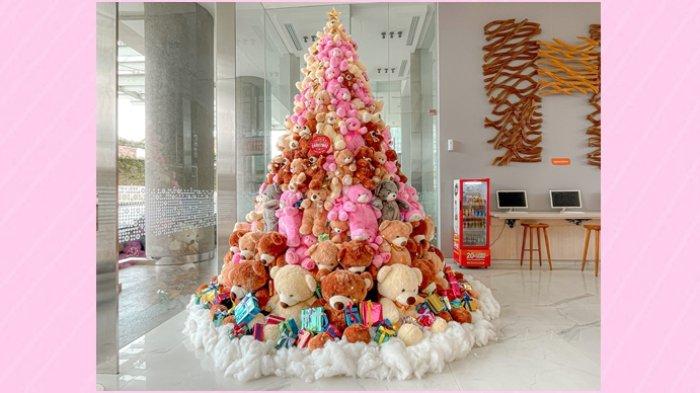 Unik! HARRIS POP! Hotel Solo Tampilkan Pohon Natal Boneka