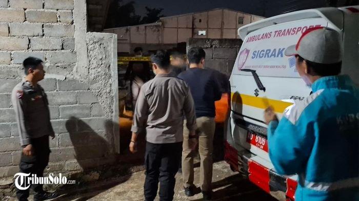 TEMUAN JASAD BAYI - Polisi melakukan olah TKP di lokasi penemuan jasad bayi dalam kardus di makam Dusun Brubuh Desa Ngadirojo Lor Kecamatan Ngadirojo Kamis (10/7/2025) sore. Berdasarkan keterangan warga di sekitar lokasi penemuan, jasad bayi itu ditemukan di dalam kardus dan dikubur di area Makam Brubuh.