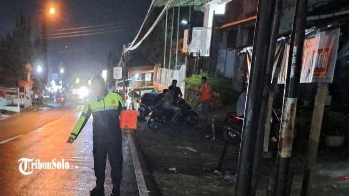 OLAH TKP : Polisi melakukan olah TKP kecelakaan di Jalan Solo-Tawangmangu, tepatnya di Dusun Beji, Kelurahan/Kecamatan Tawangmangu, Kabupaten Karanganyar, Selasa (1/4/2025) sore. Akibat kejadian tersebut, 1 orang meninggal dunia.