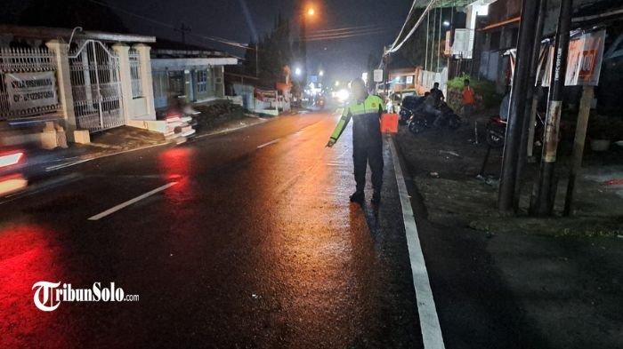 OLAH TKP : Polisi melakukan olah TKP kecelakaan di Jalan Solo-Tawangmangu, tepatnya di Dusun Beji, Kelurahan/Kecamatan Tawangmangu, Kabupaten Karanganyar, Selasa (1/4/2025) sore. Akibat kejadian tersebut,  7 orang menjadi korban .
