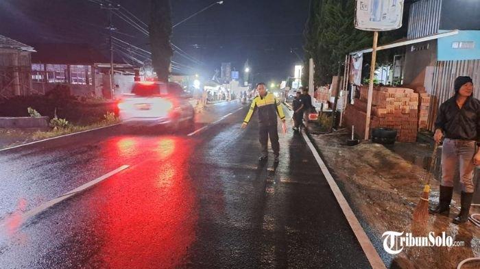 OLAH TKP : Polisi melakukan olah TKP kecelakaan di Jalan Solo-Tawangmangu, tepatnya di Dusun Beji, Kelurahan/Kecamatan Tawangmangu, Kabupaten Karanganyar, Selasa (1/4/2025) sore. Akibat kejadian tersebut,  7 orang menjadi korban .