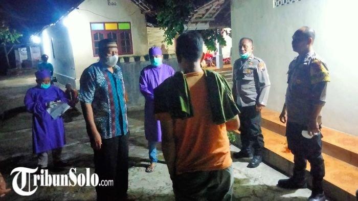 Polisi mengecek TKP penemuan kakek meninggal didalam rumah setelah ketahuan membusuk di Desa Krikilan, Kecamatan Bayat, Kabupaten Klaten.