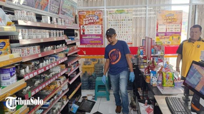 DIBOBOL MALING. Polisi mengecek lokasi sebuah minimarket di Kecamatan Sawit yang jadi sasaran pembobolan maling. Pelaku beraksi pada Jumat dini hari, 31 Januari 2025 lalu.