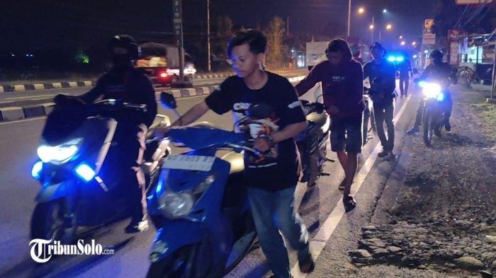 TAK BERKUTIK : Polisi menggelandang Joki dan penonton balap liar di Banyudono, Boyolali, Sabtu (8/3/2025). Aksi balap liar di jalan raya Solo-Semarang ini kerap mengganggu pengguna jalan lain.