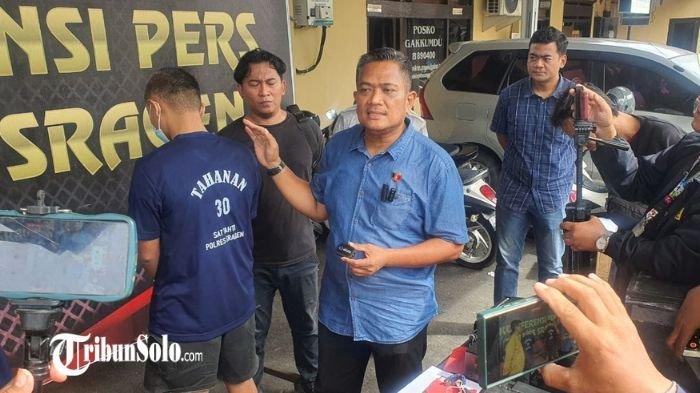 PELAKU DIRINGKUS : Polisi ringkus pelaku pencurian di SDN 3 Guworejo Sragen saat dihadirkan di Mapolres Sragen, Jumat (7/2/2025). Pelaku mengambil beberapa barang elektronik berupa 1 unit CPU komputer, 1 printer, 1 amplifier, 1 sound portable, dan 2 unit microfon.