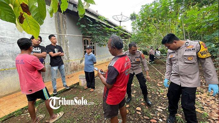 OLAH TKP - Polisi saat melakukan olah TKP di rumah warga Dusun Winong, Desa Mlokomanis Wetan, Kecamatan Ngadirojo, Wonogiri, Minggu (6/7/2025). Di rumah tersebut ditemukan nenek berusia 63 tahun meninggal dunia yang diduga merupakan korban pembunuhan.