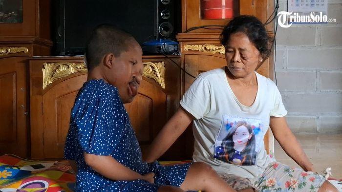 Poniyem (47) dan putri kecilnya, Cahaya (12)
