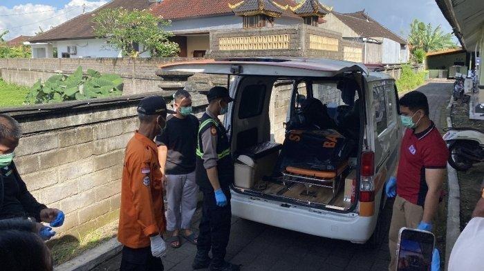 JENAZAH KORBAN - Suasana saat proses evakuasi dari mobil ambulance menuju Kamar Jenazah RSU Negara, Jembrana, Rabu 9 Juli 2025. Penantian Kadek Sudiartini (38) mengenai kabar sang suami yang menjadi penumpang KMP Tunu Pratama Jaya berakhir nestapa.