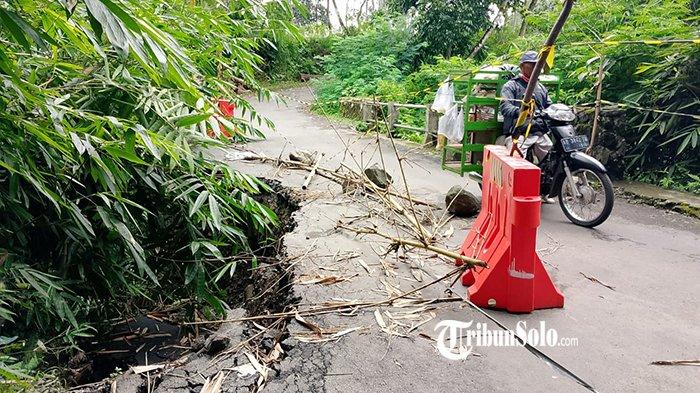 JEMBATAN AMBROL - Potret Jembatan Kepil di kecamatan Cepogo, Boyolali, yang ambrol, Senin (17/3/2025). Jembatan yang menghubungkan antara desa Mliwis dan Cabean Kunti ini pun tinggal separuh.