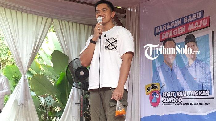 Potret Kaesang Pangarep Kampanye di Sragen Menenteng sebungkus cilok yang menuai perhatian, Kamis (14/11/2024).