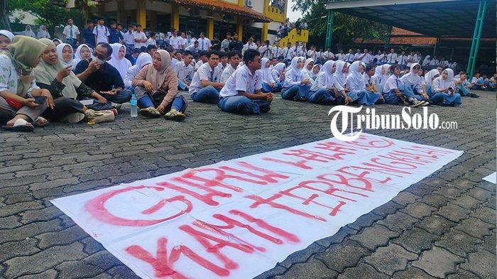 SISWA SMKN 2 SOLO DEMO SEKOLAHNYA. Potret SMKN 2 Solo saat melakukan demo di halaman sekolahnya, Senin (3/2/2024) kemarin. Diketahui, para siswa SMKN 2 Solo masih belum bisa mendaftar di hari pertama pendaftaran Seleksi Nasional Berdasarkan Prestasi (SNBP), Selasa (4/2/2025).