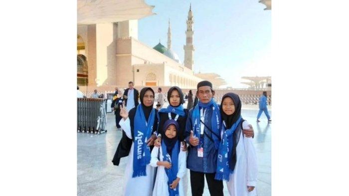 Potret Sunhaji umroh bareng keluarga