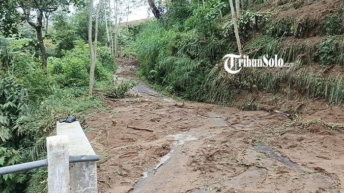 AKSES JALAN TERPUTUS. Potret akses jalan penghubung antar dua desa yang tertutup tanah longsor, di Kecamatan Selo, Boyolali, Senin (24/2/2025). Akses jalan yang tertutup ini adalah penghubung Desa Senden dengan Desa Jeruk.