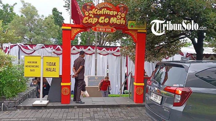 FESTIVAL KULINER NON HALAL DI SOLO. Potret akses menuju festival kuliner non halal di Mall Solo Paragon, Solo, Jawa Tengah, Sabtu (15/2/2025). Sebagai informasi, festival kuliner non halal tersebut digelar di area parkir Mall Solo Paragon