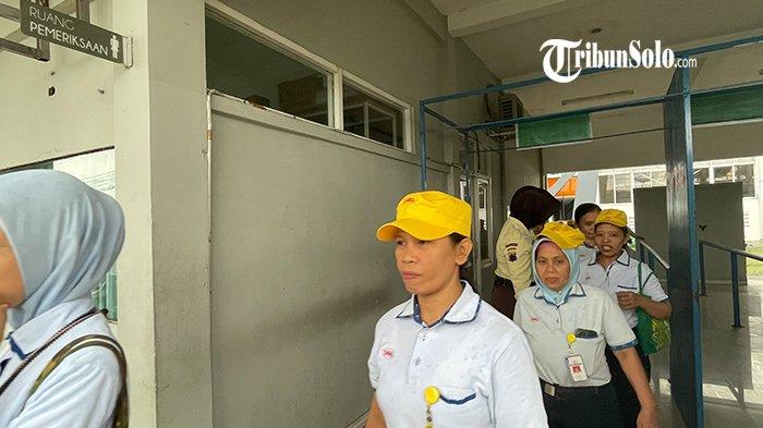 TERANCAM PHK MASSAL. Potret buruh PT Sritex Sukoharjo tengah berjalan keluar dari pabrik, Rabu (26/2/2025). Meski surat PHK sudah diterbitkan, para buruh ini masih terpantau bekerja seperti biasa hingga saat ini.