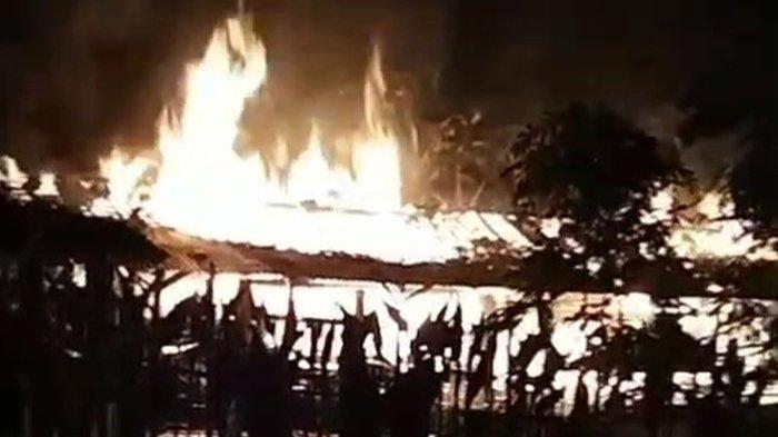KEBAKARAN KANDANG SAPI - Potret kebakaran kandang sapi di Bokuning Kidul RT 2/7 Desa Tempurharjo, Kecamatan Eromoko, Wonogiri, pada Jumat (13/6/2025) malam. Paidi selaku pemilik sempat panik karena kebakaran itu merambat sampai teras depan rumah utama miliknya.