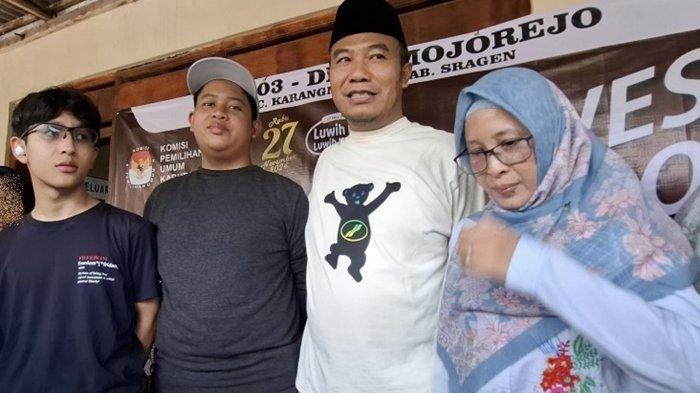Potret keluarga Sigit Pamungkas dan Linda Sudeni  paling kiri anak nomor 2, samping Sigit Pamungkas (bertopi) anak sulungnya.