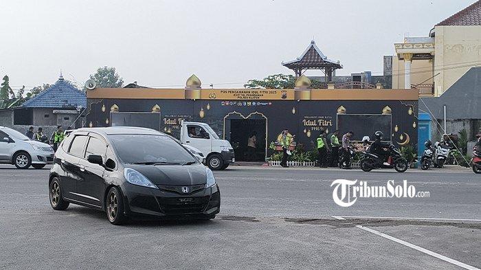 DIBUKA FUNGSIONAL - Potret kendaraan melintas masuk ke Gerbang Tol Prambanan di Kecamatan Jogonalan, Kabupaten Klaten, Senin (24/3/2025). Jalan Tol Solo-Jogja dibuka hingga Prambanan Klaten dan Tamanmartani Sleman, saat masa musim mudik lebaran 2025 terhitung mulai Senin (24/3/2025). Pembukaan jalur ini dilakukan secara fungsional saat masa lebaran.