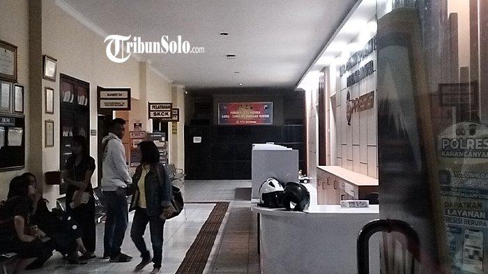 KORBAN ARISAN FIKTIF. Potret korban penipuan arisan fiktif dan investasi bodong tengah berkumpul di Mapolres Karanganyar, Senin (10/3/2025) malam. Penipuan yang dilakukan PA, seorang perempuan asal Klaten ini membuat ratusan korban merugi hingga Rp60 miliar.
