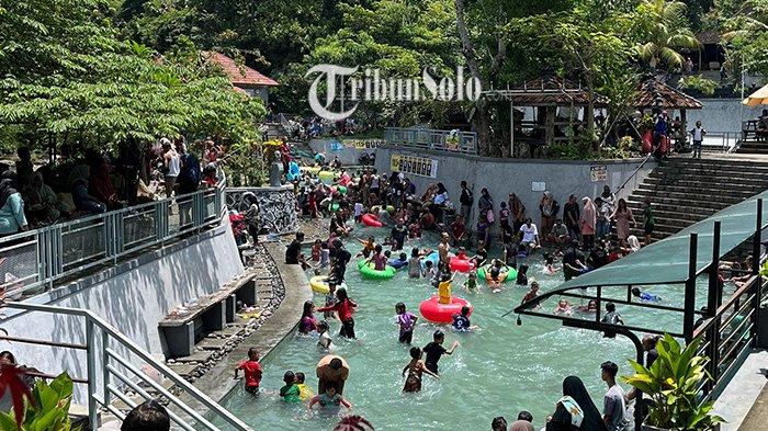 MEMBLUDAK : Potret objek wisata Sendang Kun Gerit di Kecamatan Gemolong, Kabupaten Sragen saat Libur Lebaran 2025. Kawasan tersebut dipenuhi wisatawan.