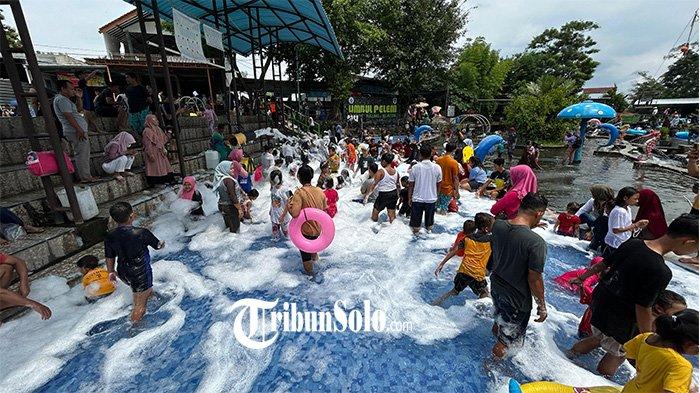 WISATA KLATEN. Potret pengunjung wisata air Umbul Pelem, Desa Wunut, Kecamatan Tulung, Klaten, pada Rabu (26/12/2024). Tribun Solo / Ibnu Tamtomo