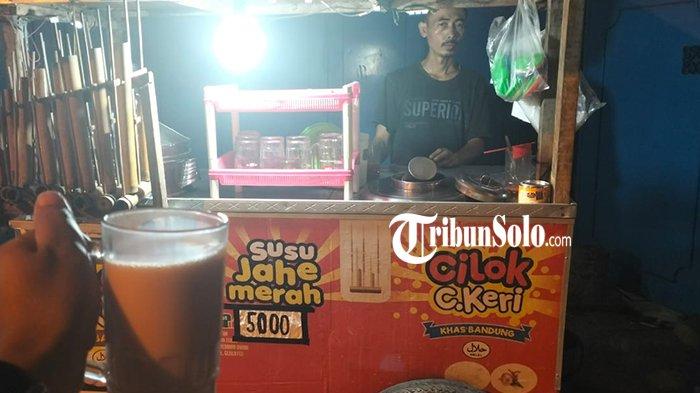 Potret penjual Susu Jahe Merah di Jalan Semanggi Mojo depan SMA MTA, Rabu (12/4/2023).