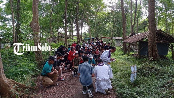 Umat Kristiani sedang mendaki Gunung Gandul untuk prosesi Jalan Salib