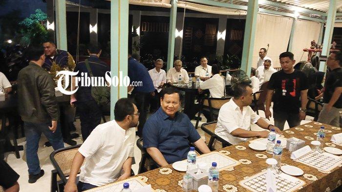 Prabowo Subianto menemui Relawan Jokowi-Gibran di Resto Ono Solo, Jalan Diponegoro Ngarsopuro Solo, Rabu (9/8/2023) malam.