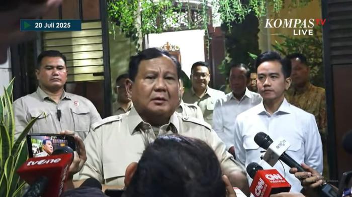 PRABOWO KUNJUNGI JOKOWI - Presiden Prabowo Subianto saat berada di kediaman Joko Widodo di Jalan Kutai Utara Nomor 1, Kelurahan Sumber, Kota Solo, Minggu (20/7/2025).