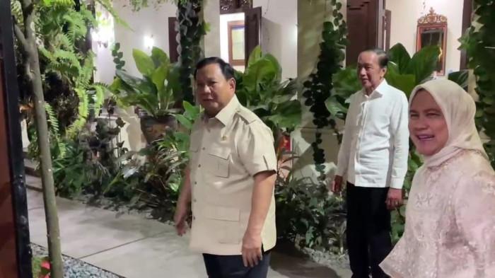 PRABOWO TEMUI JOKOWI - Presiden RI Prabowo Subianto saat datang ke rumah Presiden ke-7 RI Joko Widodo (Jokowi) di Solo, Jawa Tengah, Minggu (20/7/2025). Prabowo menemui Jokowi sebelum menutup Kongres PSI. (Tim Media Gibran Rakabuming via Kompas.com)