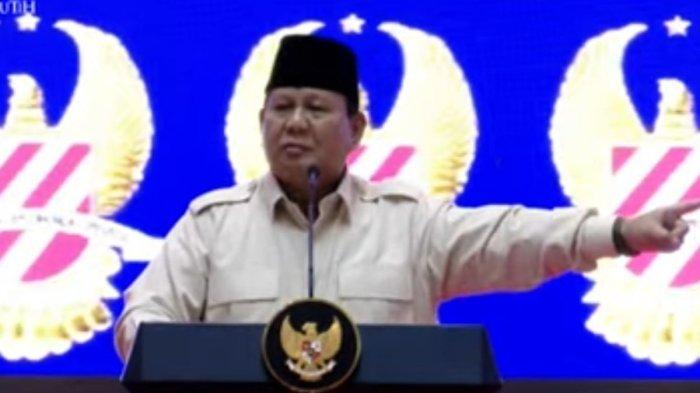 PRABOWO PIDATO - Presiden Prabowo Subianto saat memberikan sambutan dalam acara halal bihalal Purnawirawan TNI AD dan keluarga besar TNI-Polri di Jakarta, Selasa (6/5/2025). Prabowo sebut banyak tentara hidup susah setelah pensiun. (Dok. Sekretariat Presiden)