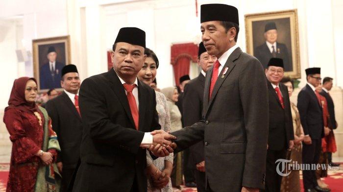 Presiden Joko Widodo berjabat tangan dengan Menkominfo Budi Arie Setiadi usai acara pelantikan di Istana Negara, Jakarta, Senin (17/7/2023). 