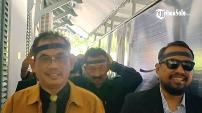 MEDIASI - Penggugat dugaan ijazah palsu Jokowi, Muhammad Taufiq saat mediasi pertama Rabu (30/4/2025) di Pengadilan Negeri Surakarta. Kejutan lain juga telah disiapkan oleh Taufiq dan kawan-kawan dengan mempersiapkan pihak ketiga dari salah satu lembaga negara dalam sidang gugatan Senin (2/6/2025).

