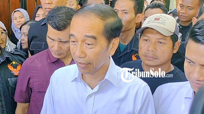 SUDAH TUNJUKAN IJAZAH. Mantan Presiden Joko Widodo usai menemui massa di kediaman, Rabu (16/4/2025). Mantan Presiden Jokowi enggan menunjukkan ijazahnya di hadapan perwakilan sekelompok massa yang menuduh ijazahnya palsu, Rabu (16/4/2025). Namun ia justru bersedia menunjukkannya di hadapan awak media.