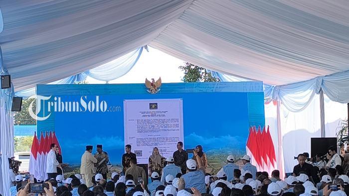 RESMIKAN. Presiden Prabowo Subianto, menyerahkan surat badan hukum kepada beberapa Koperasi Merah Putih saat meresmikannya di Desa Bentangan, Kecamatan Wonosari, Kabupaten Klaten, Senin (21/7/2025).