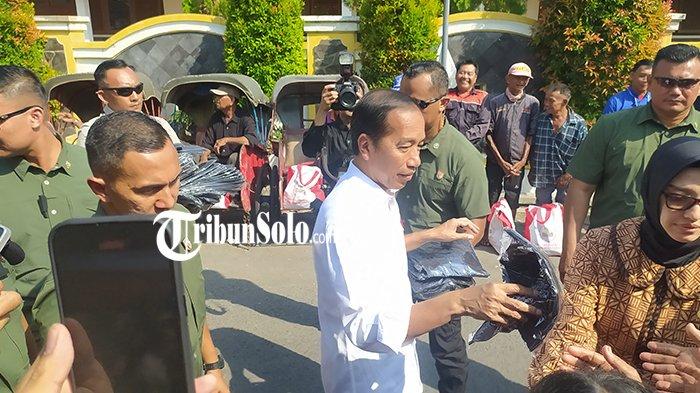 JOKOWI BERBAGI. Presiden ke-7 RI Jokowi bagi-bagi kaos dan sembako saat menyambangi SDN Tirtoyoso 111 di Solo, Sabtu (12/10/2024) lalu. Jokowi kerap berbagi kepada warga, termasuk di bulan suci Ramadhan.