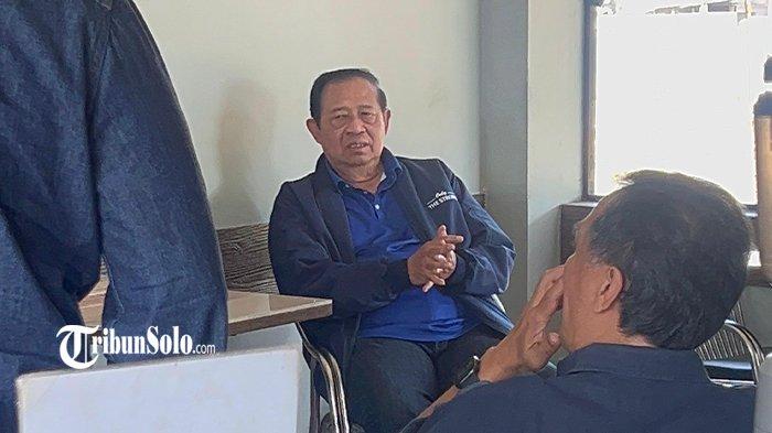 TRANSIT DI SPBU - Presiden ke-6 Republik Indonesia, Susilo Bambang Yudhoyono (SBY), saat transit di SPBU Jombor, Sukoharjo, Kamis (3/7/2025). Tidak ada pengawalan berlebihan atau protokoler yang mencolok, SBY sempat turun dari sebuah bus dan berjalan santai menuju salah satu kafe yang berada di dalam kompleks SPBU. 
