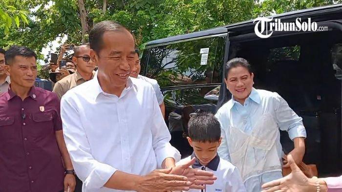 Presiden ke-7 RI Joko Widodo (Jokowi) bersama sang istri, Iriana dan Jan Ethes setelah menyalurkan hak pilihnya di Tempat Pemungutan Suara (TPS) 12 Sumber