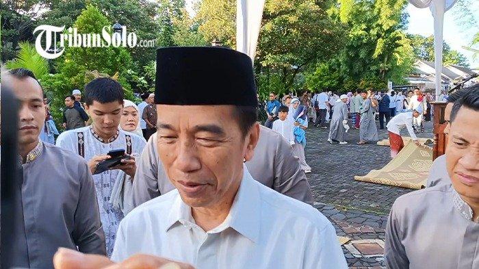 LEBARAN BERSAMA ANAK-ANAK - Presiden ke-7 RI Jokowi saat ditemui usai mengikuti salat Idul Fitri di Graha Saba Buana, Solo, Jawa Tengah, Senin (31/3/2025). Jokowi menyebut anak-anaknya yakni Gibran dan Kaesang akan ke Solo saat lebaran ini