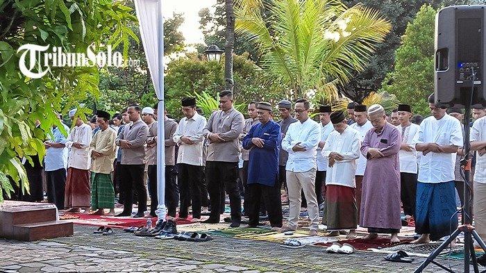 JOKOWI SALAT IED - Presiden ke-7 RI Jokowi saat melaksanakan Salat Idul Fitri di Graha Saba Buana, dekat kediaman Sumber, Solo, Jawa Tengah, Senin (31/3/2025). Jokowi melaksanakan salat ied bersama sang istri, Iriana Jokowi.