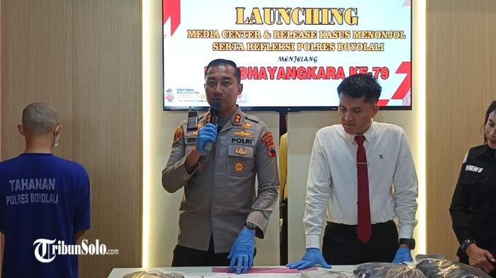 KASUS PENCABULAN - Kapolres Boyolali, AKBP Rosyid Hartanto saat konferensi pers di Mapolres Boyolali, Senin (30/6/2025). Pria beristri asal Desa Manggis, Kecamatan Mojosongo nekat mencabuli bocah 12 tahun. Dua kali dicabuli, EFA, bocah perempuan asal Desa Winong, Kecamatan Boyolali itu kini hamil 6 bulan.