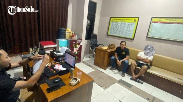 EDARKAN UANG PALSU - Pria bernama Ardi Paramusdita (31) warga Kecamatan Jatisrono Kabupaten Wonogiri ditangkap polisi usai mengedarkan uang palsu di wilayah Wonogiri. Pengungkapan peredaran uang palsu itu berawal dari kecurigaan seorang agen tiket bus malam di terminal Ngadirojo.
