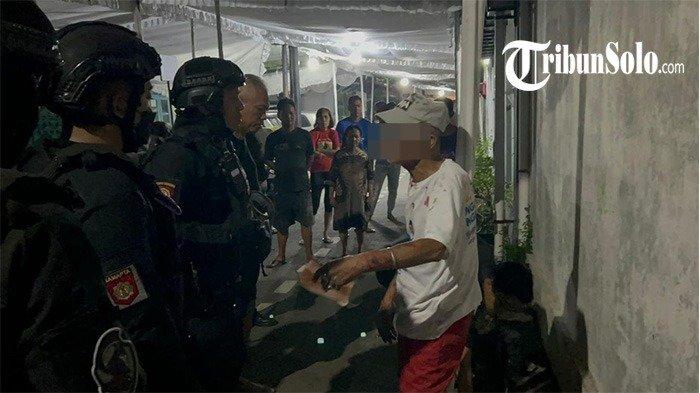 Pria lanjut usia berinisial T, warga Purwosari, Kecamatan Laweyan, Solo digelandang ke Mapolresta Solo, Minggu (10/11/2024) dini hari oleh Tim Sparta Sat Samapta Polresta Solo.