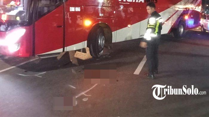 OLAH TKP. Polisi melakukan olah TKP di lokasi kecelakaan bus dengan pejalan kaki, Senin (16/6/2025) malam.  EK (55) seorang pria warga Wonogiri meninggal dunia usai terlindas ban bus yang baru saja dinaikinya pada Senin (16/6/2025) malam.