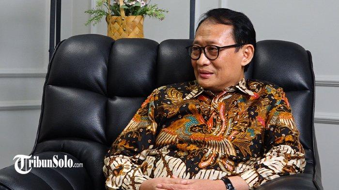 MINTA JOKOWI HADIR - Prof. Dr. Adi Sulistiyono, S.H M.H dari Universitas Sebelas Maret (UNS) saat podcast bersama TribunSolo, Kamis (8/5/2025). Adi Sulistiyono selaku mediator dalam perkara gugatan ijazah Presiden ke-7 RI Joko Widodo di Pengadilan Negeri (PN) Solo telah mengundang Jokowi untuk hadir secara langsung dalam mediasi. Hanya saja, Jokowi kembali tidak hadir dan diwakili oleh kuasa hukumnya, YB Irpan.