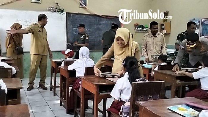 MBG DI SOLO - Ilustrasi siswa menikmati makan bergizi gratis, beberapa waktu lalu. Program Makan Bergizi Gratis (MBG) di Kota Solo masih belum bisa terpenuhi. Bahkan pada Mei 2025 ini, penyediaan MBG untuk 115 ribu siswa di Kota Bengawan baru bisa tercover 10 persen.