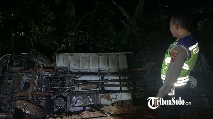 BUS TERGULING - Proses evakuasi bus rombongan pengajian asal Sukoharjo yang terguling di Pracimantoro, Wonogiri, Senin (17/3/2025). Peristiwa tragis itu diketahui terjadi di jalanan Dusun Bakalan, Desa Gambirmanis, Kecamatan Pracimantoro, pada Senin malam sekira pukul 19.30 WIB. 1 orang meninggal dunia, dan 6 orang lainnya luka-luka.